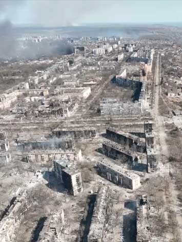 Pengepungan Mariupol menyebabkan penderitaan besar bagi penduduk kota. Beribu-ribu orang terpaksa meninggalkan rumah mereka dan menjadi pengungsi. Infrastruktur kota, termasuk rumah sakit, sekolah, dan gedung pemerintah, hancur akibat serangan berat. Korban jiwa sipil dan militer juga sangat besar, dengan banyak korban yang tewas akibat serangan udara dan artileri.