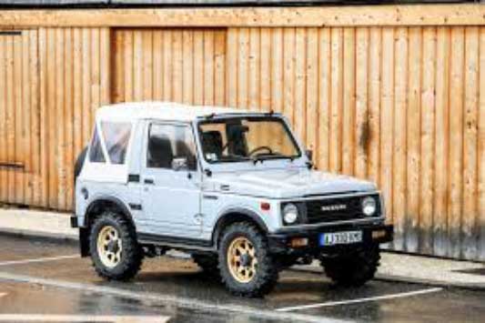 Samurai adalah kendaraan roda empat pertama yang dijual Suzuki di AS. Suzuki memperkenalkan Jimny generasi kedua pada tahun 1981, dan pada tahun 1985 mulai mengekspor Jimny ke AS sebagai model tahun 1986. Bermerek Samurai, versi AS memiliki mesin empat silinder 1,3 liter dengan camshaft di bagian atas yang menghasilkan tenaga 63 tenaga kuda dan torsi 74 lb-ft.