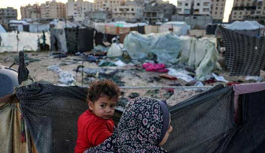 Tenda-tenda di Gaza Dibanjiri Hujan, Sampah, dan Hancurkan Pengungsi Palestina yang Tinggal Sedikit