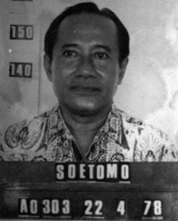 Pada tanggal 11 April 1978, ia ditahan oleh pemerintah karena kritiknya yang blak-blakan terhadap korupsi dan penyalahgunaan kekuasaan; setelah dibebaskan tiga tahun kemudian, Sutomo terus menyuarakan kritiknya dengan lantang. Ia mengatakan bahwa ia tidak ingin dimakamkan di Taman Makam Pahlawan karena di sana penuh dengan "pahlawan musiman" yang tidak memiliki keberanian untuk membela negara di saat krisis, tetapi ketika perdamaian datang, ia muncul di depan umum untuk mengagungkan prestasi mereka.