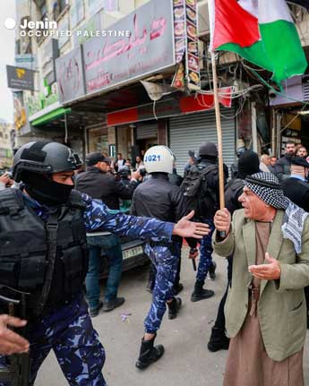 Jenin, Palestina yang Diduduki — Polisi Palestina mengganggu pengunjuk rasa yang menentang agresi pasukan keamanan Palestina terhadap perlawanan di Jenin.