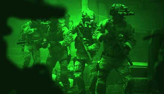 Zero Dark Thirty; Film ini mencakup periode waktu yang panjang, dari serangan 11 September hingga operasi yang akhirnya menangkap bin Laden pada tahun 2011. Selama perjalanan ini terdapat tantangan termasuk kekhawatiran internal CIA, politik internasional, dan ancaman dari Al-Qaeda sendiri.