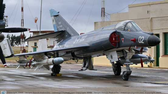 Pada bulan Juli 1979, Argentina memesan 14 Super-Étendard. Pada bulan April 1982, negara itu merebut kepulauan Malvinas/Falkland, yang memicu konflik sengit dengan kolonialis Inggris. Setelah perang itu, embargo terhadap Argentina dicabut dan sembilan pesawat yang belum terkirim beserta suku cadang yang dibutuhkan untuk menerbangkannya pun dikirimkan.